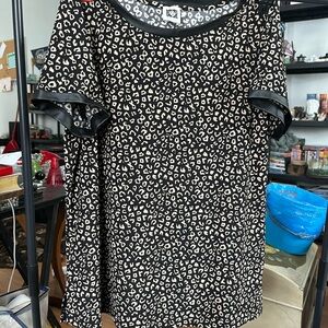 Anne Klein Black and Cream Leopard-Print Short Sleeve Top **unsure of size ****